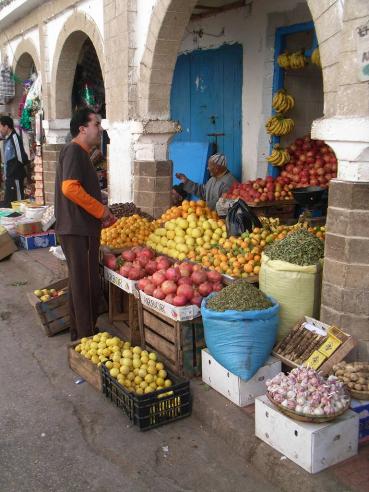 Bartering on Avenue Zerktouni (Main shopping street in the Medina)
